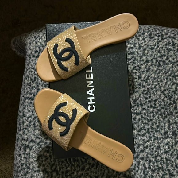 Chanel Slides - Picture 1 of 3
